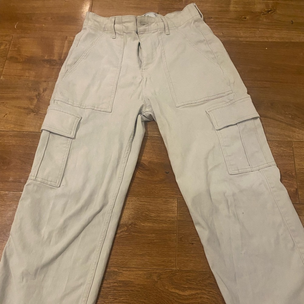Hollister beige cargo pants size small(like new)